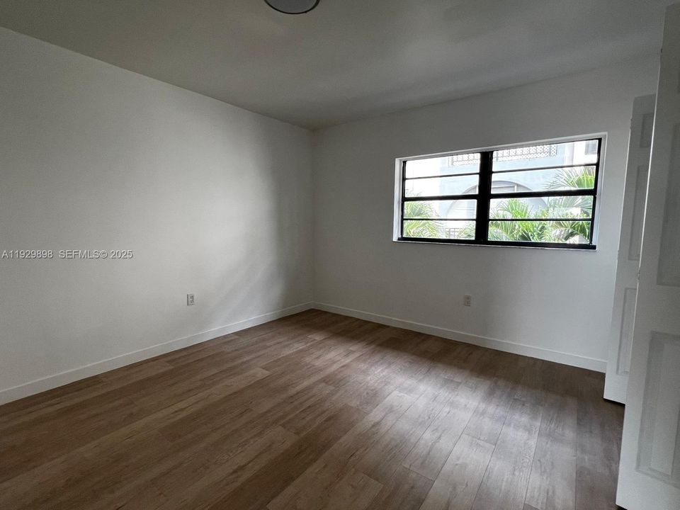 For Rent: $2,450 (2 beds, 1 baths, 913 Square Feet)