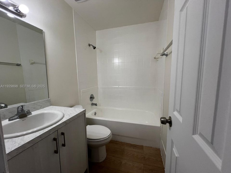 For Rent: $2,450 (2 beds, 1 baths, 913 Square Feet)