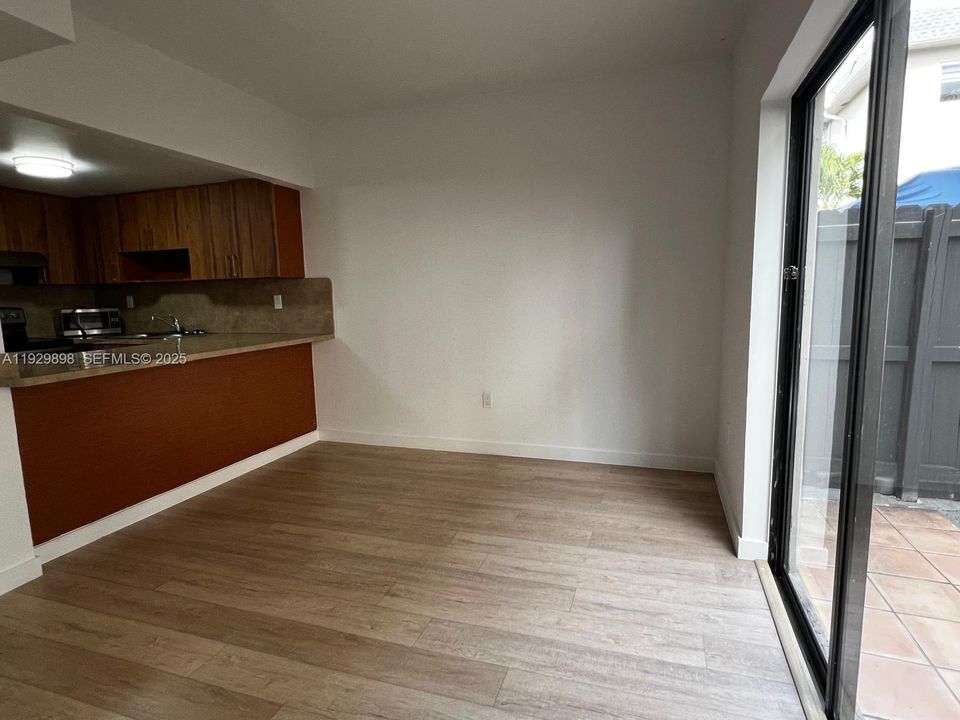 For Rent: $2,450 (2 beds, 1 baths, 913 Square Feet)