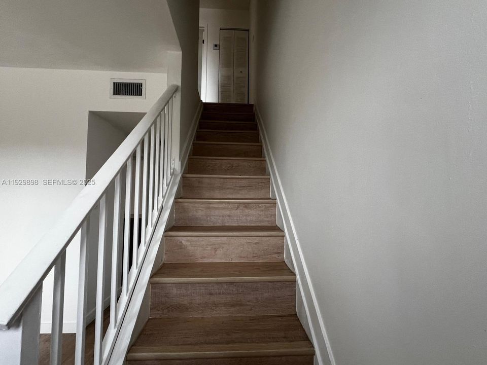 For Rent: $2,450 (2 beds, 1 baths, 913 Square Feet)