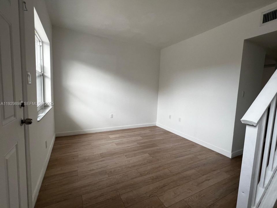 For Rent: $2,450 (2 beds, 1 baths, 913 Square Feet)