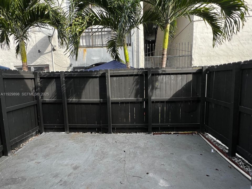 For Rent: $2,450 (2 beds, 1 baths, 913 Square Feet)