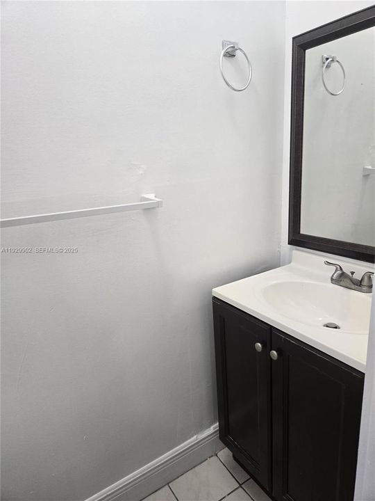 For Rent: $2,300 (2 beds, 1 baths, 1033 Square Feet)