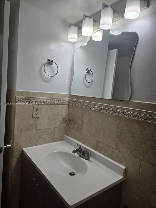 For Rent: $2,300 (2 beds, 1 baths, 1033 Square Feet)