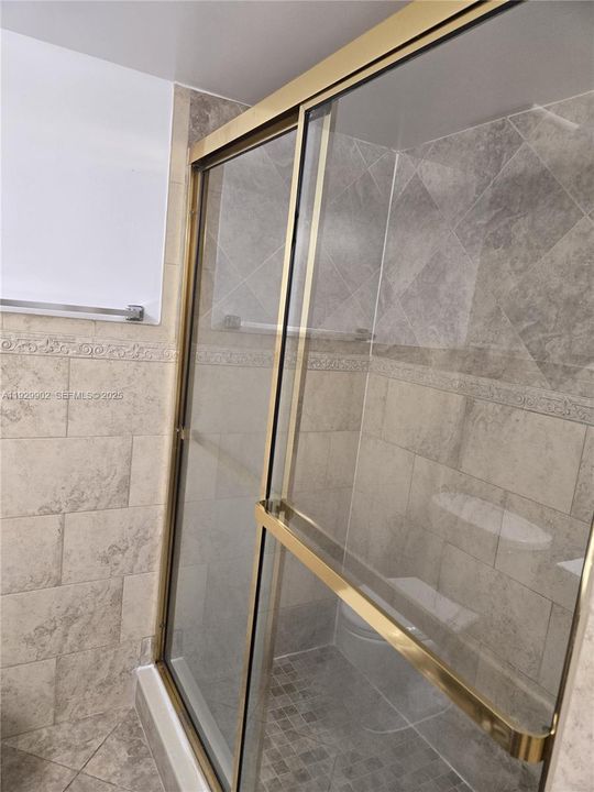 For Rent: $2,300 (2 beds, 1 baths, 1033 Square Feet)