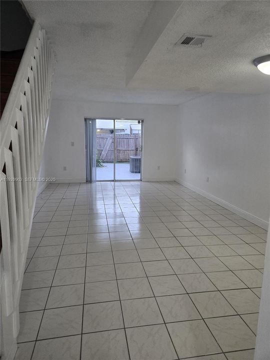 For Rent: $2,300 (2 beds, 1 baths, 1033 Square Feet)