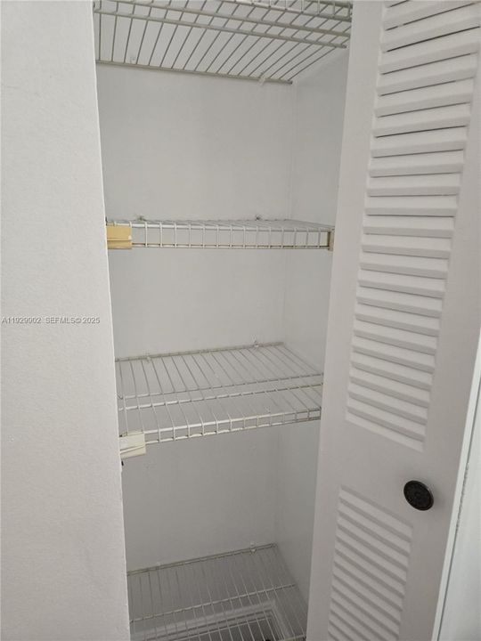 For Rent: $2,300 (2 beds, 1 baths, 1033 Square Feet)