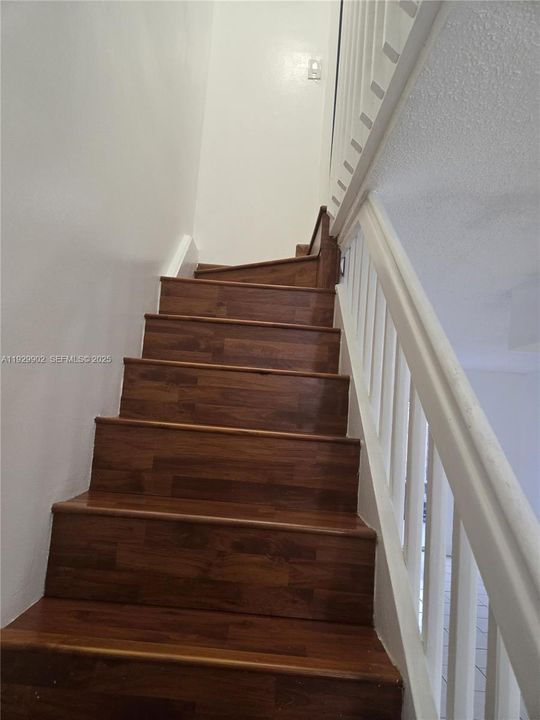 For Rent: $2,300 (2 beds, 1 baths, 1033 Square Feet)