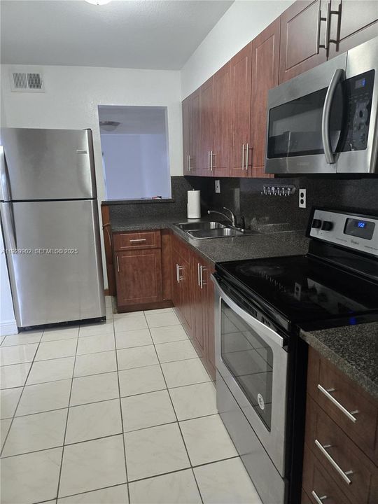 For Rent: $2,300 (2 beds, 1 baths, 1033 Square Feet)