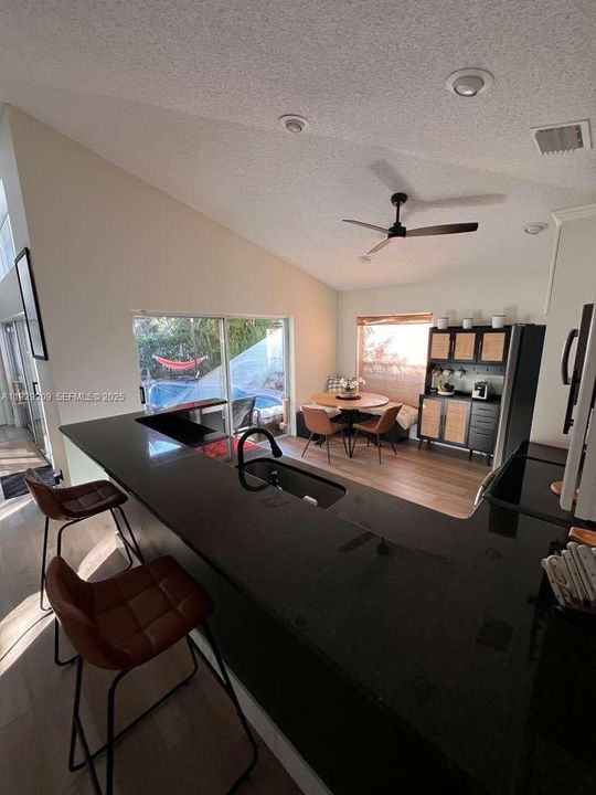 出租: $3,200 (2 贝兹, 2 浴室, 1504 平方英尺)