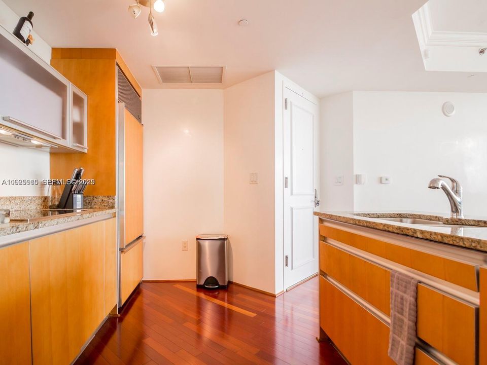 В аренду: $5,800 (2 спален, 2 ванн, 1301 Квадратных фут)