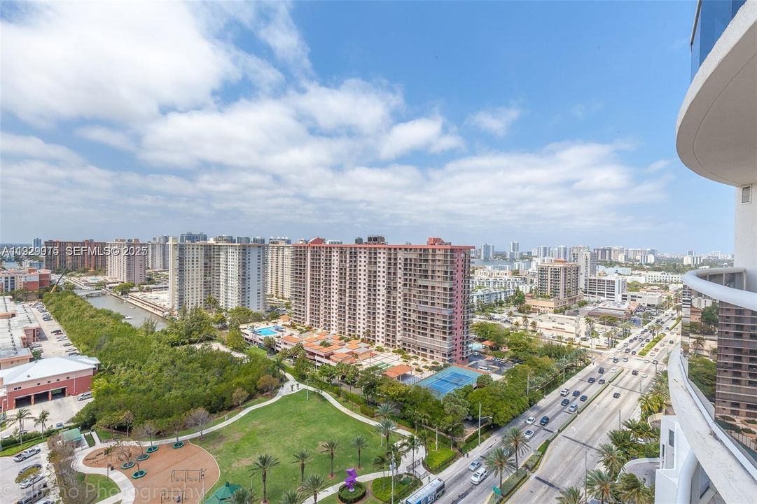 В аренду: $5,800 (2 спален, 2 ванн, 1301 Квадратных фут)