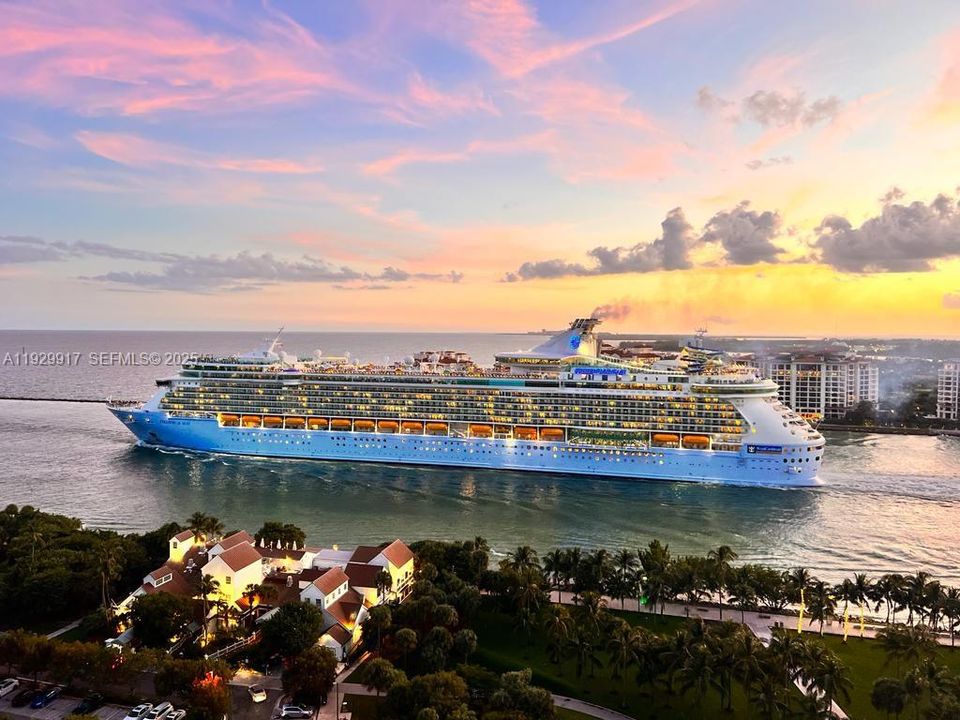 На продажу: $1,600,000 (2 спален, 2 ванн, 1042 Квадратных фут)