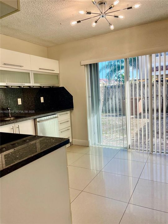 В аренду: $2,600 (2 спален, 1 ванн, 914 Квадратных фут)