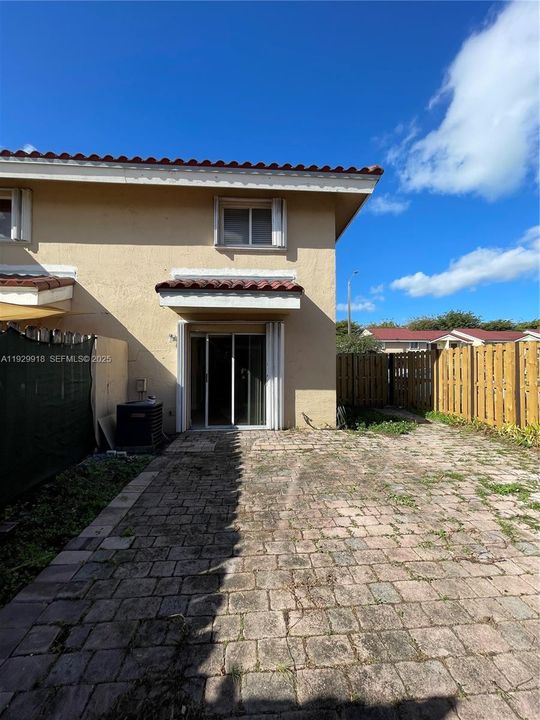 В аренду: $2,600 (2 спален, 1 ванн, 914 Квадратных фут)