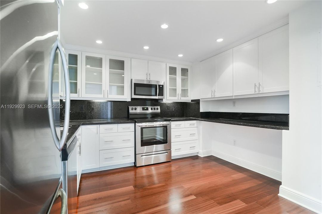 Large Kitchen with Breakfast area for 4 high chairs
