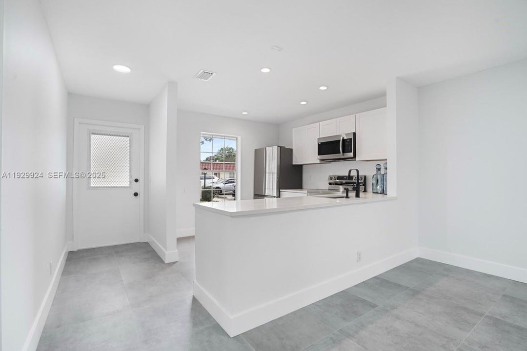 For Sale: $275,000 (2 beds, 2 baths, 941 Square Feet)