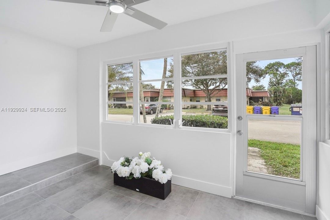 For Sale: $275,000 (2 beds, 2 baths, 941 Square Feet)