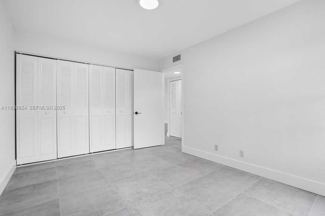 For Sale: $275,000 (2 beds, 2 baths, 941 Square Feet)