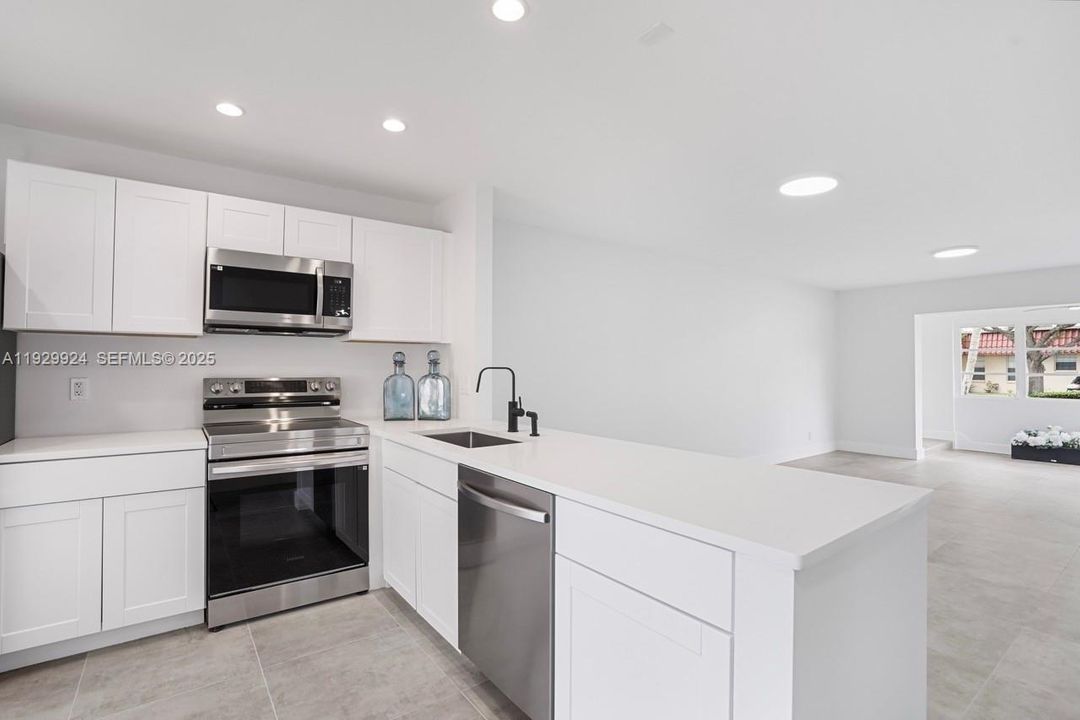 For Sale: $275,000 (2 beds, 2 baths, 941 Square Feet)