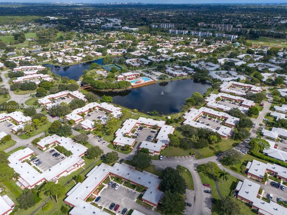 For Sale: $275,000 (2 beds, 2 baths, 941 Square Feet)