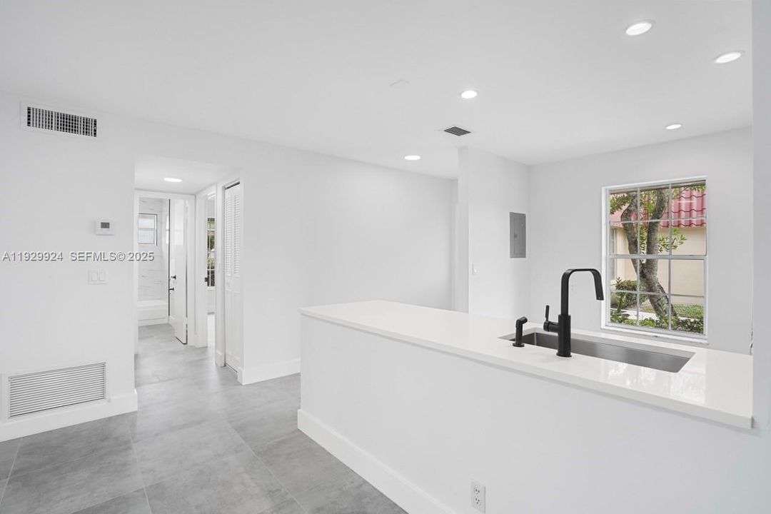 For Sale: $275,000 (2 beds, 2 baths, 941 Square Feet)