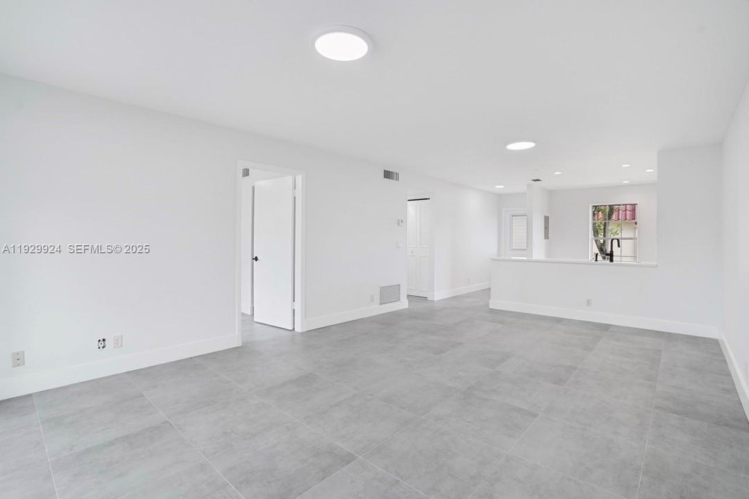 For Sale: $275,000 (2 beds, 2 baths, 941 Square Feet)