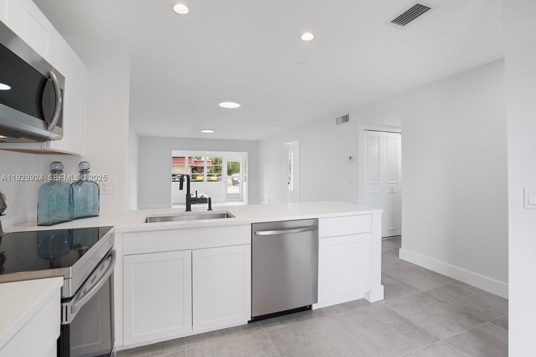 For Sale: $275,000 (2 beds, 2 baths, 941 Square Feet)