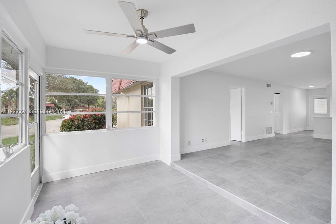 For Sale: $275,000 (2 beds, 2 baths, 941 Square Feet)