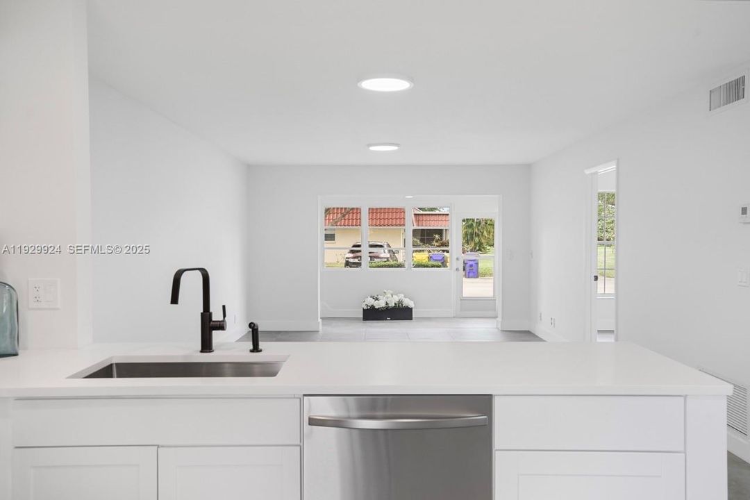 For Sale: $275,000 (2 beds, 2 baths, 941 Square Feet)