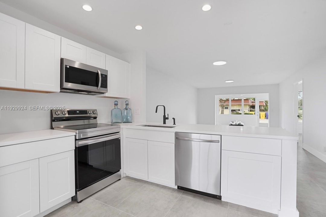 For Sale: $275,000 (2 beds, 2 baths, 941 Square Feet)
