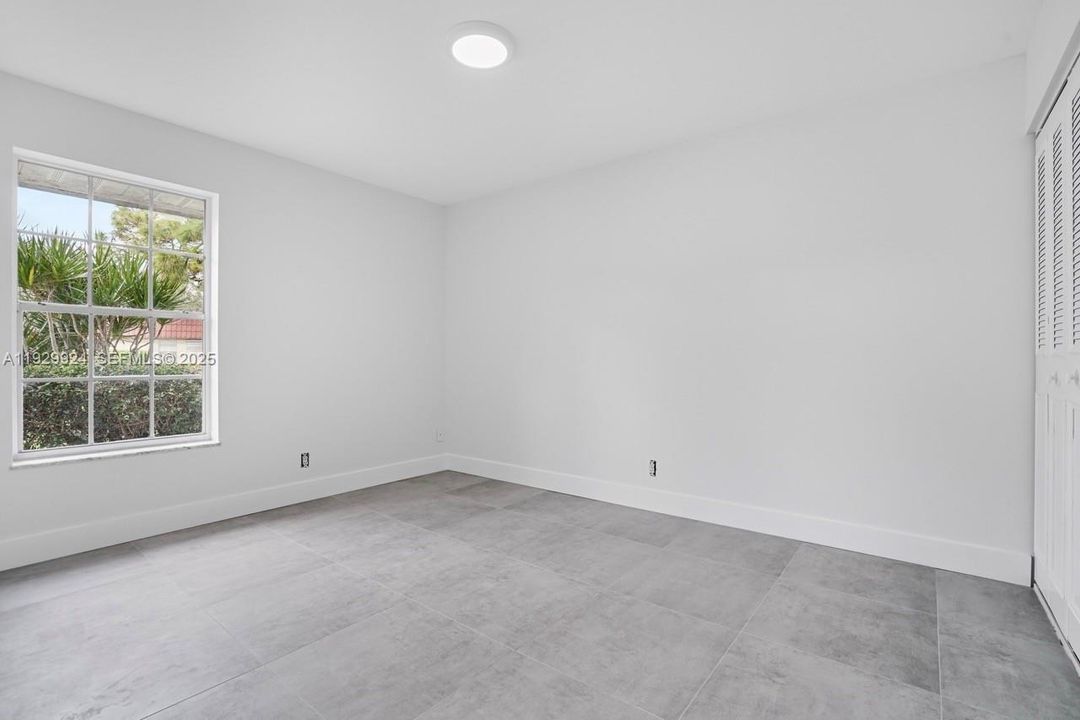 For Sale: $275,000 (2 beds, 2 baths, 941 Square Feet)