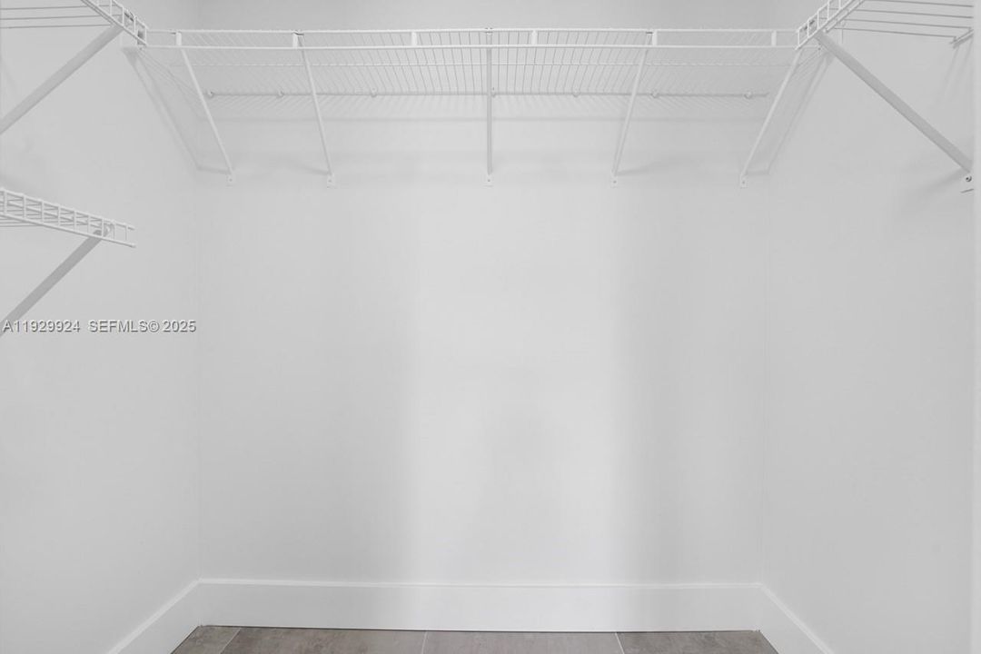 For Sale: $275,000 (2 beds, 2 baths, 941 Square Feet)