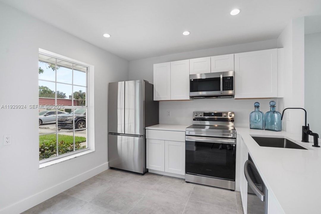 For Sale: $275,000 (2 beds, 2 baths, 941 Square Feet)