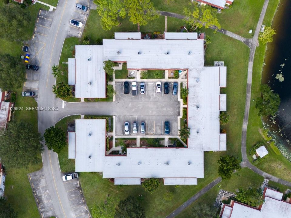 For Sale: $275,000 (2 beds, 2 baths, 941 Square Feet)