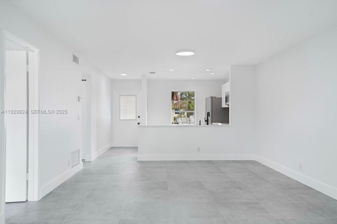 For Sale: $275,000 (2 beds, 2 baths, 941 Square Feet)