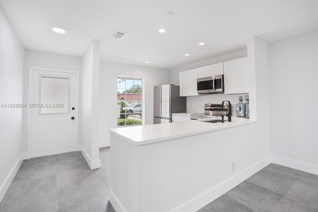 For Sale: $275,000 (2 beds, 2 baths, 941 Square Feet)