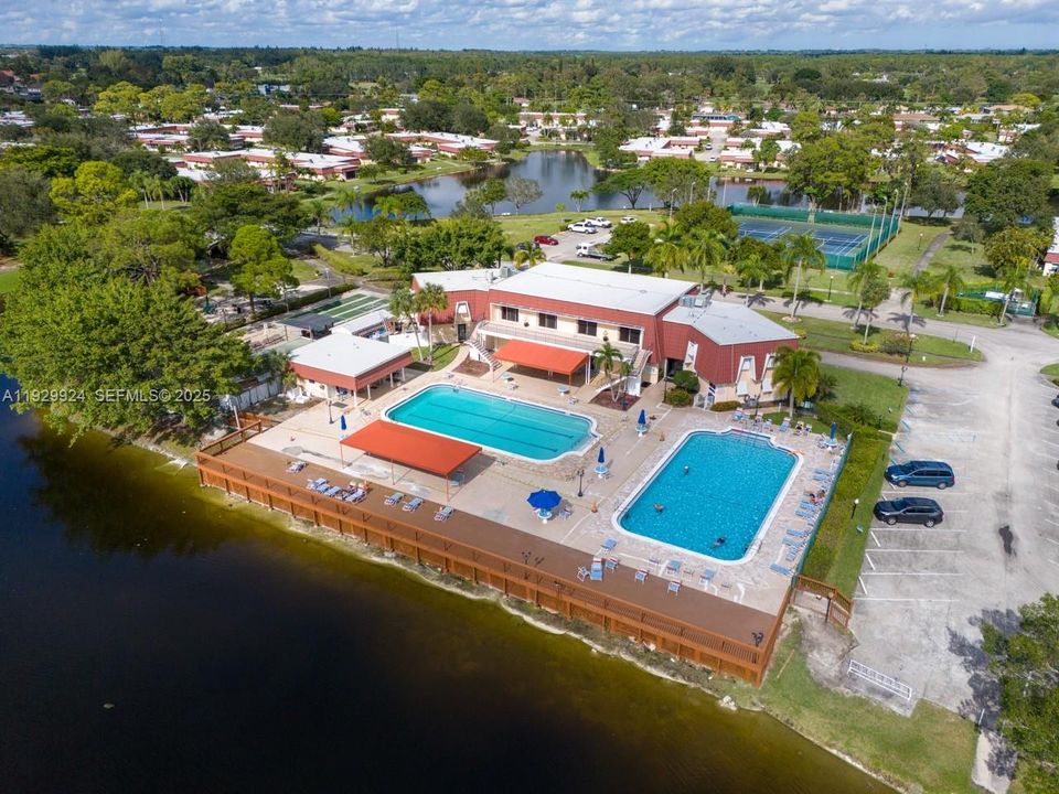 For Sale: $275,000 (2 beds, 2 baths, 941 Square Feet)