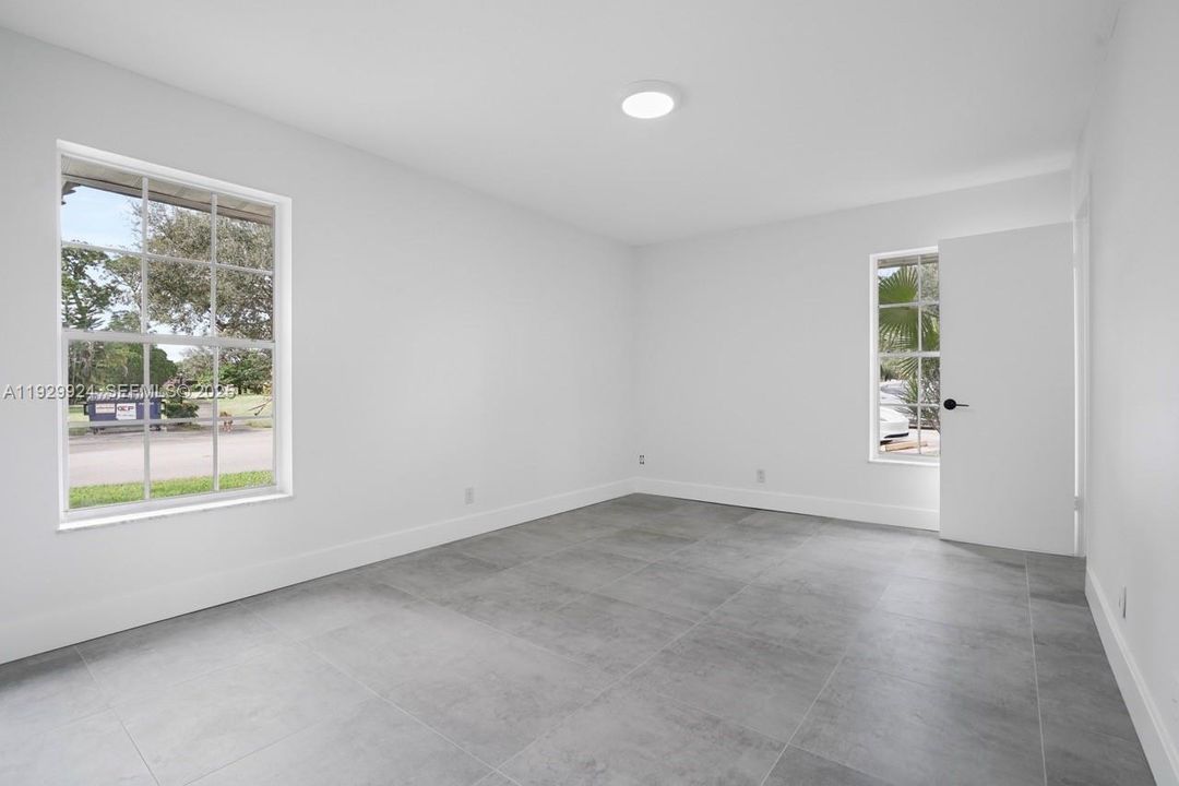 For Sale: $275,000 (2 beds, 2 baths, 941 Square Feet)