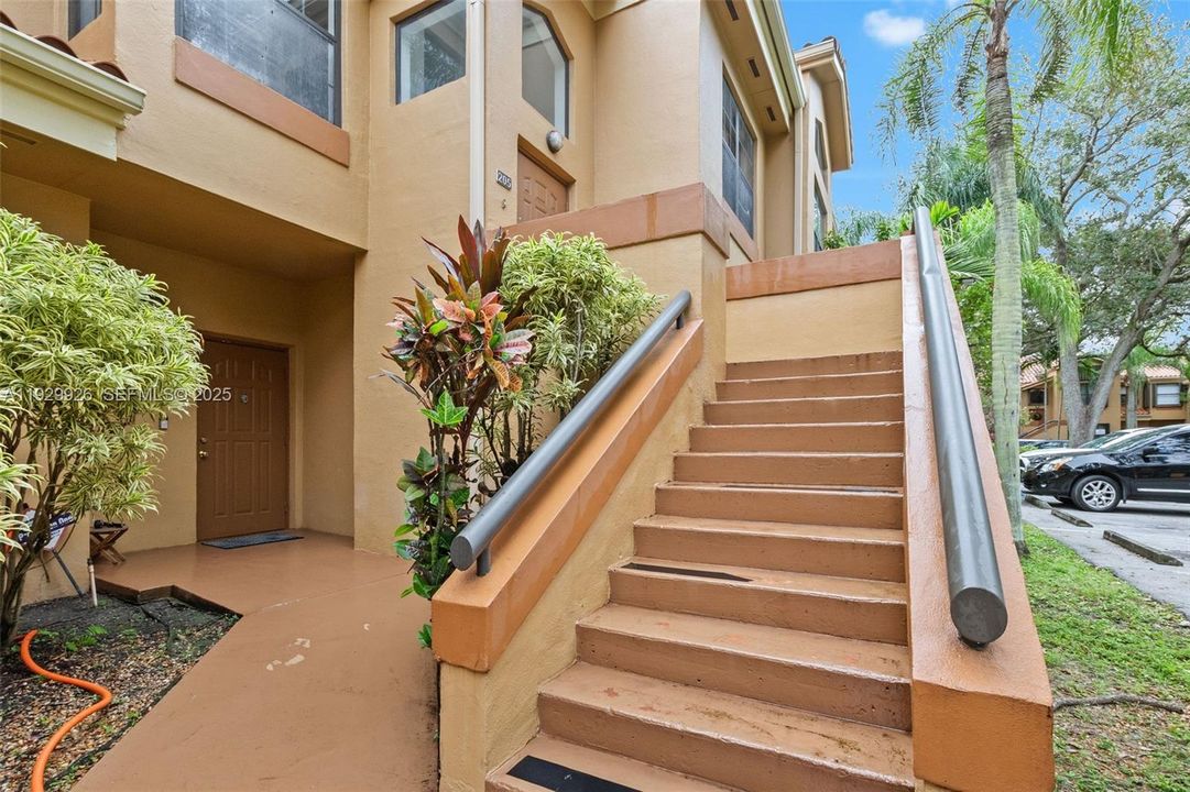 For Rent: $2,700 (2 beds, 2 baths, 1160 Square Feet)