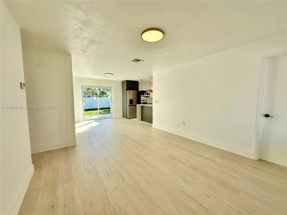 For Sale: $535,000 (3 beds, 2 baths, 1100 Square Feet)