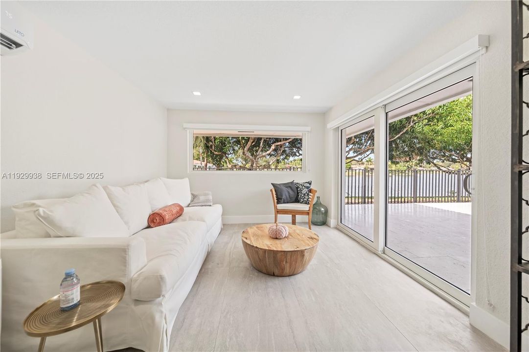 Pool Room / Separate entrance