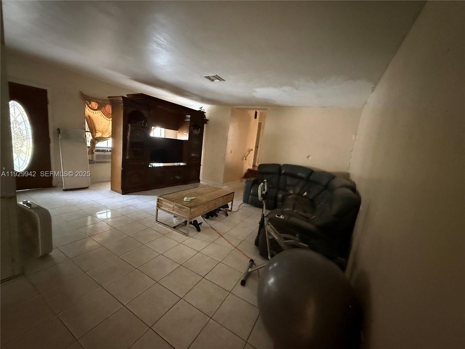 For Sale: $500,000 (4 beds, 2 baths, 1441 Square Feet)