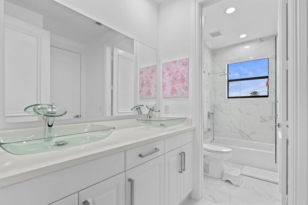Bathroom (Jack/Jill)