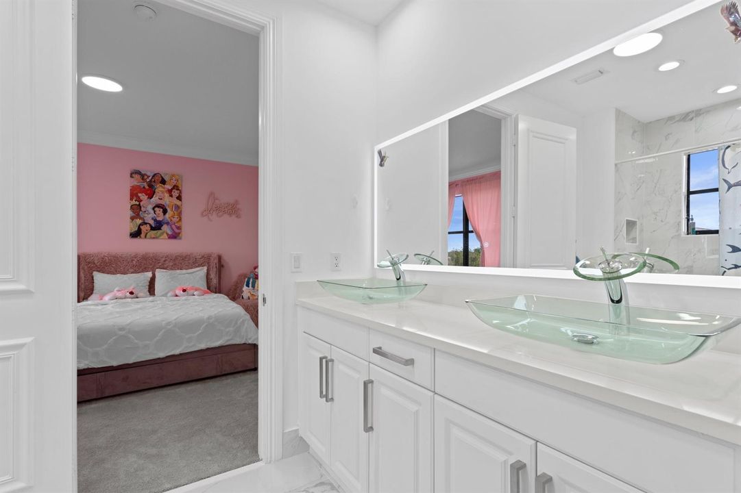 Bathroom (Jack/Jill)
