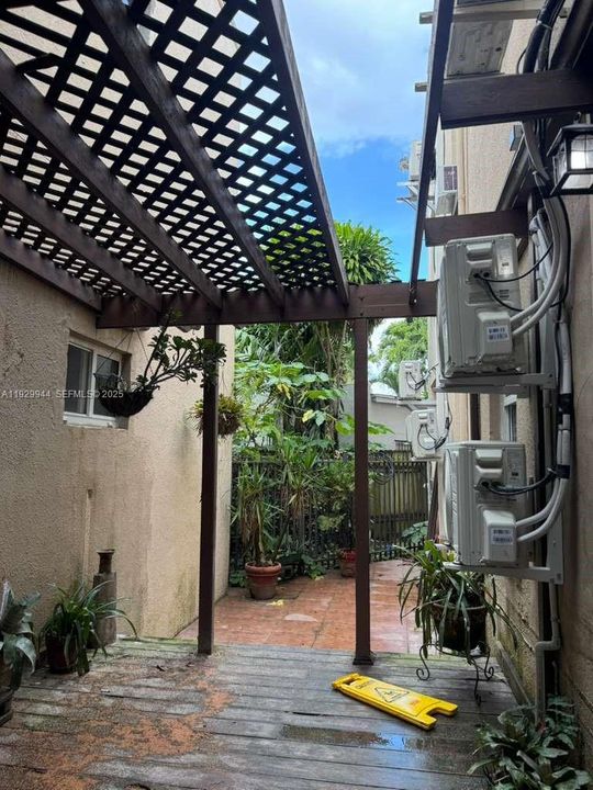 For Rent: $2,100 (2 beds, 1 baths, 580 Square Feet)