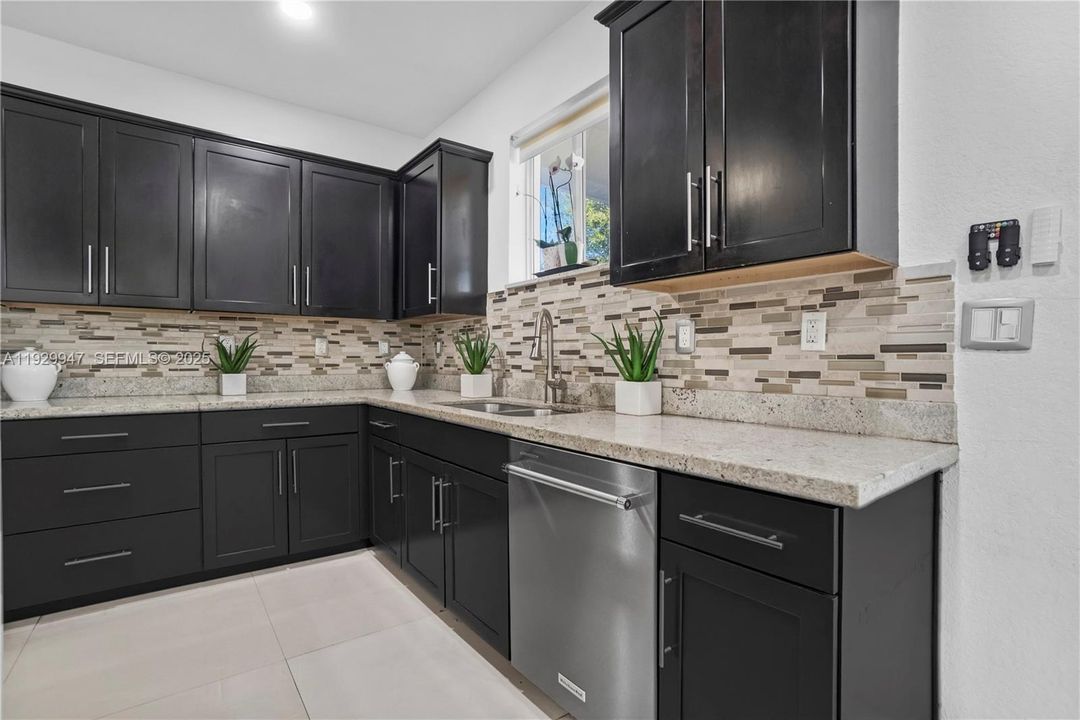 待售: $1,200,000 (5 贝兹, 3 浴室, 3116 平方英尺)