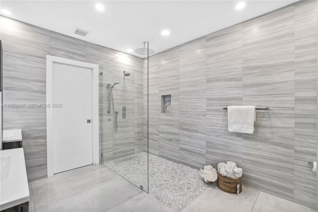 待售: $1,200,000 (5 贝兹, 3 浴室, 3116 平方英尺)