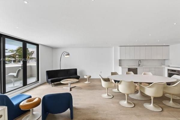 待售: $559,900 (1 贝兹, 2 浴室, 912 平方英尺)