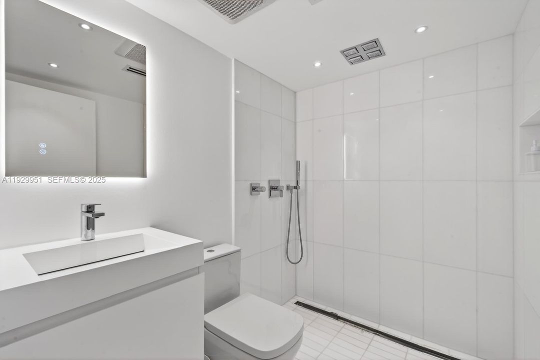 待售: $559,900 (1 贝兹, 2 浴室, 912 平方英尺)